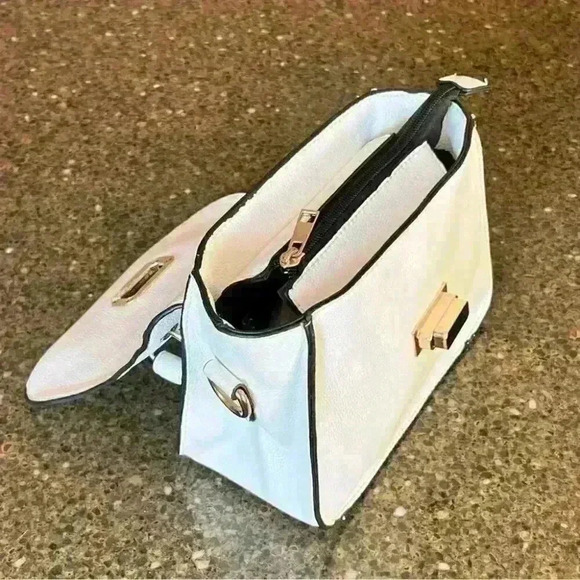 BOUTIQUE Style adorable small white purse / handbag with gold hardware and strap - Picture 11 of 16